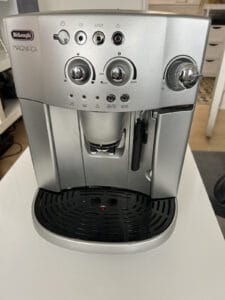 Delonghi ESAM4200 express coffee machine - Fast Shipping