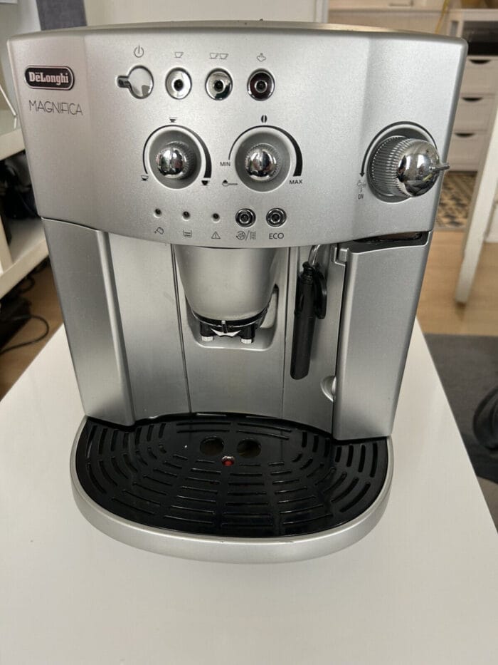 Delonghi ESAM4200 express coffee machine - Fast Shipping